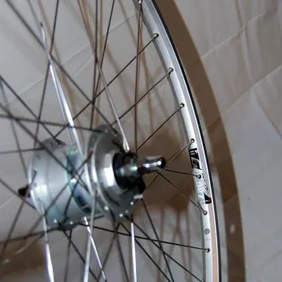 Vorderrad 28 Alu mit Nabendynamo silber Vorderrad 28 Alu mit Nabendynamo silber